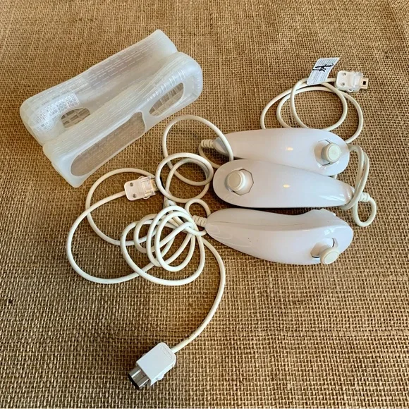 Bundle of 9 Wii Games, 3 Wii Nunchuks and 2 Controller Cases